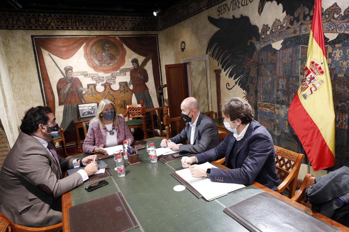 Un momento de la reunión en el Ayuntamiento de Marbella entre la alcaldesa y el director general de la Real Federación Española de Tenis (RFET), Lorenzo Martínez.