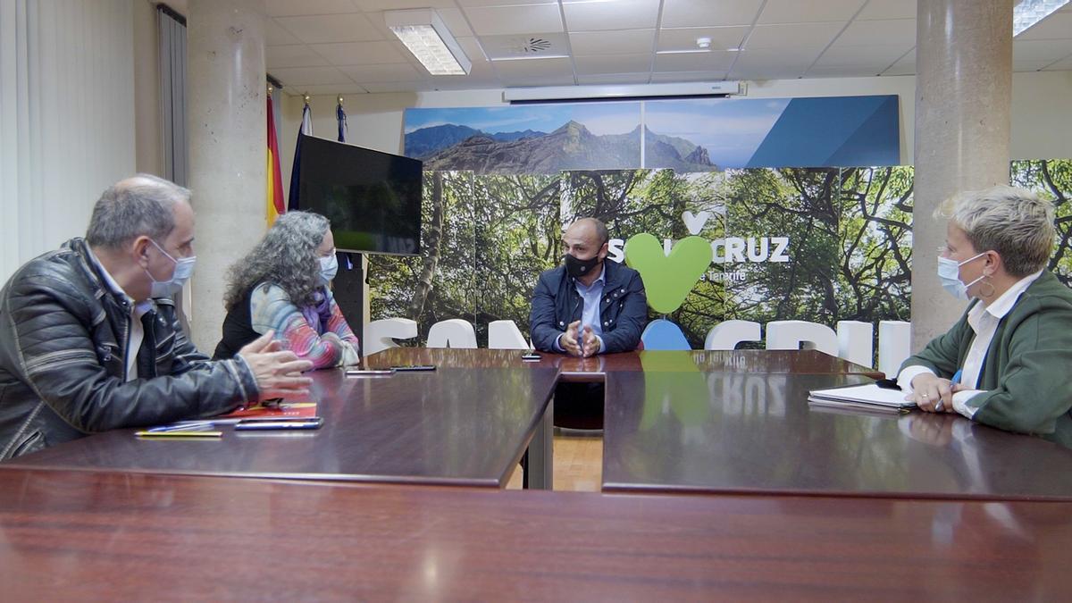 Un momento de la reunión entre el Ayuntamiento de Santa Cruz y el Cabildo para abordar medidas dirigidas a los artesanos.