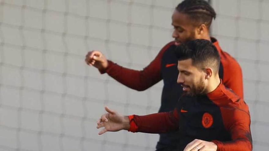 Agüero, en el entrenamiento de ayer, con Sterling detrás.