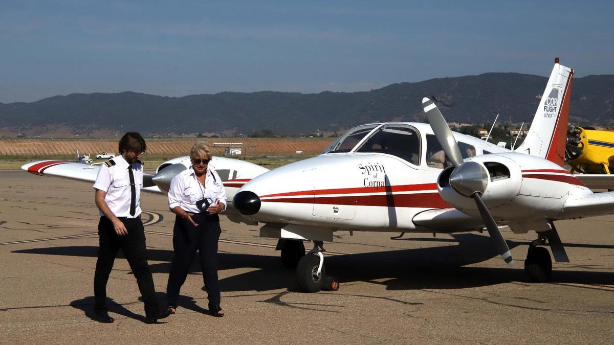 Un alumno con la jefa de Vuelo, Paloma Requena, en una zona del aeropuerto