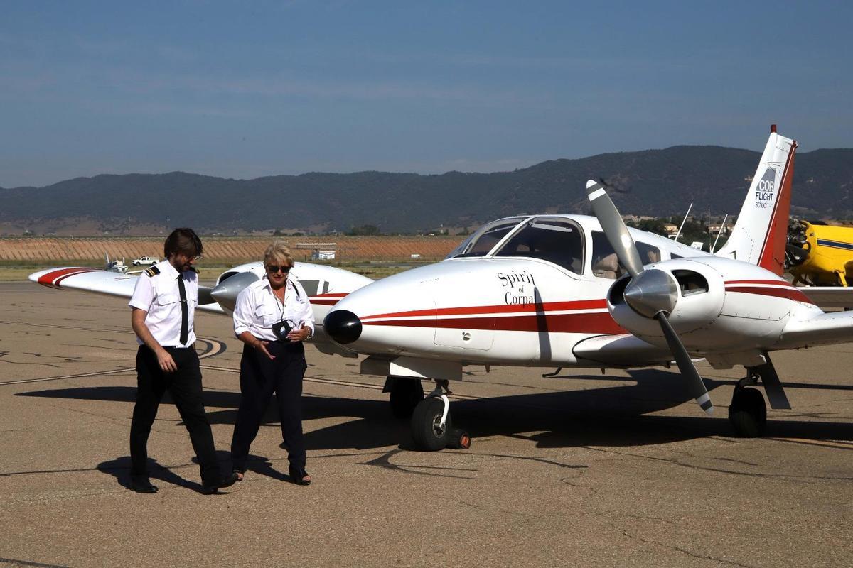 Un alumno con la jefa de Vuelo, Paloma Requena, en una zona del aeropuerto