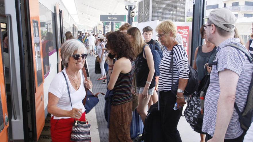 Passatgers en una línia de rodalies, en una imatge d&#039;arxiu.