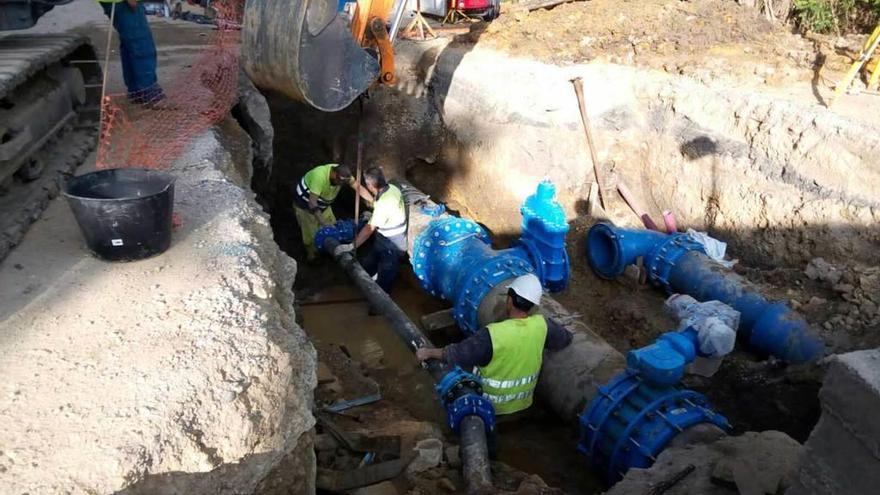 Los operarios, ayer, trabajando en la instalación de la nueva tubería de presión.