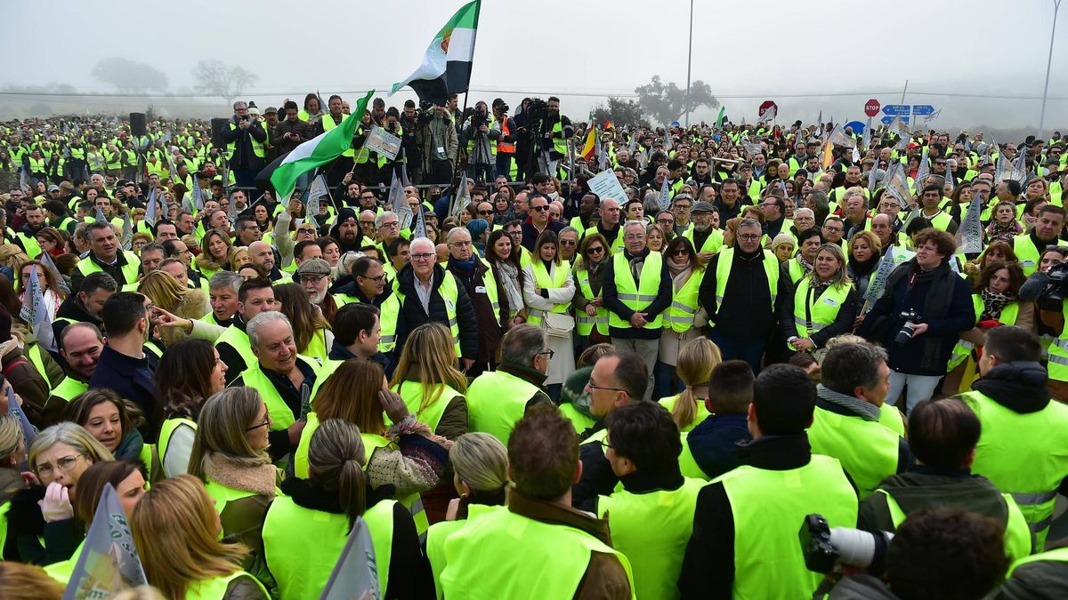 Manifestacion por la continuidad de la Central Nuclear de Almaraz, a su llegada a las puertas de la planta, el pasado enero.