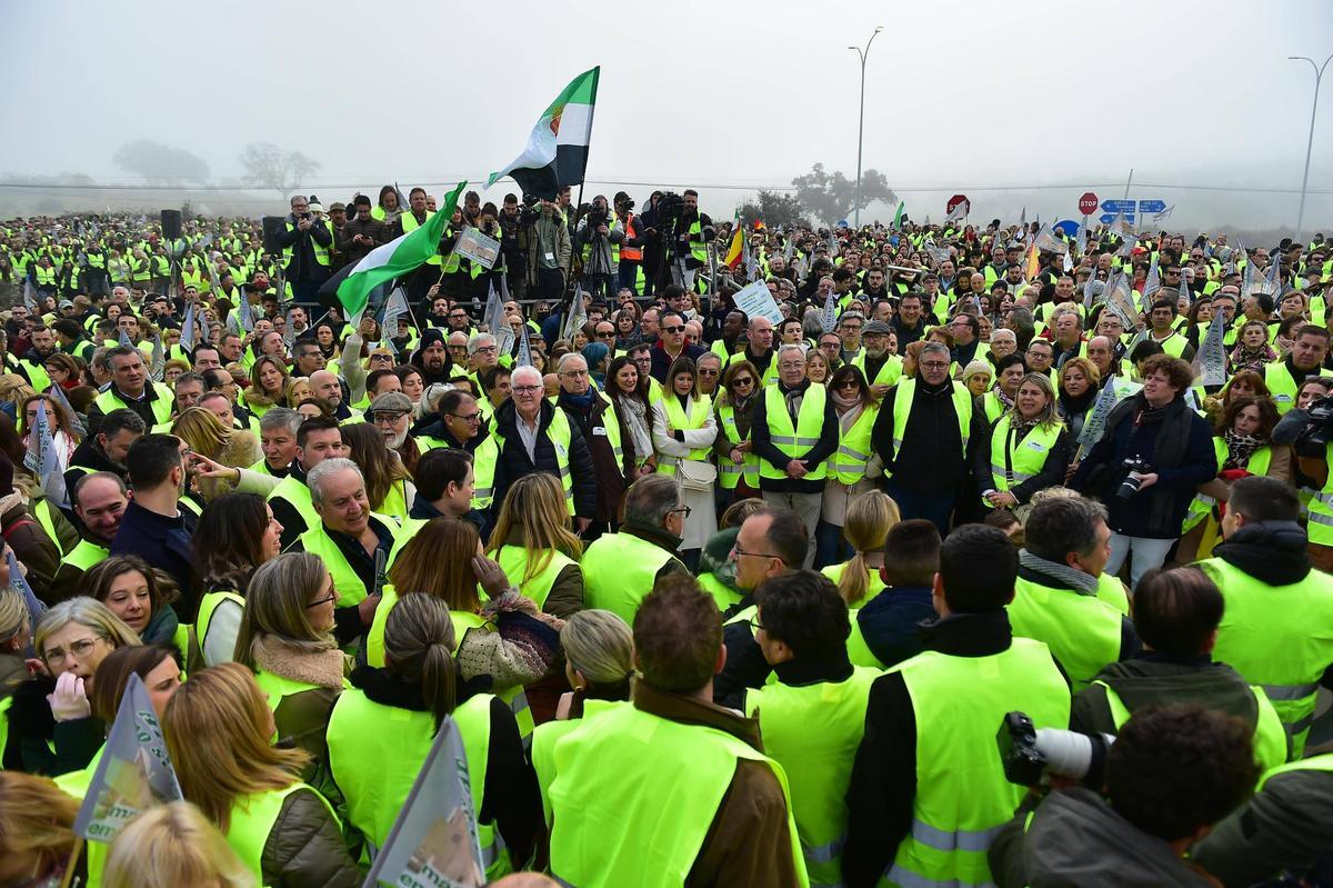 Manifestacion por la continuidad de la Central Nuclear de Almaraz, a su llegada a las puertas de la planta, el pasado enero.