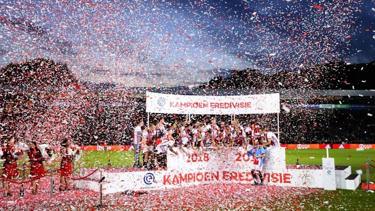 Los jugadores del Ajax Amsterdam celebran con el trofeo tras conquistar el título de campeón de la Liga de Holanda, Eredivisie, al acabar el partido contra el De Graafschap  Doetinchem en Doetinchem.