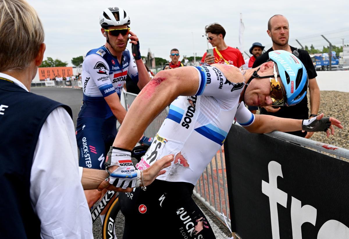 Nogaro (France), 04/07/2023.- Dutch rider Fabio Jakobsen of team Soudal-Quick Step gestures following a crash towards the end of the 4th stage of the Tour de France 2023, a 181,8km race from Dax to Nogaro, France, 04 July 2023. (Ciclismo, Francia) EFE/EPA/FRANCK FAUGERE / POOL
