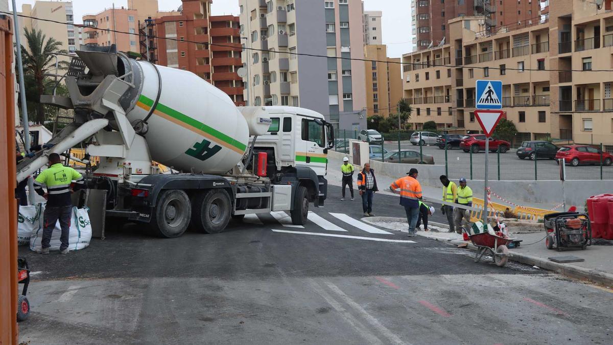 Operarios "rematan" las obras en la avenida Montecarlo de Benidorm.