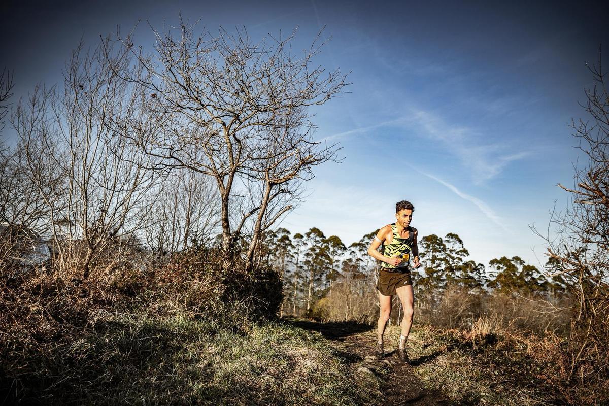 Un corredor en el entorno del monte Deva durante el Trail Corto.