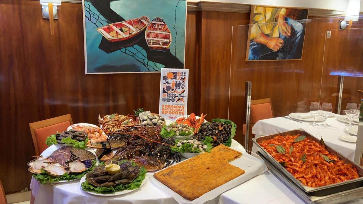 Mariscos y empanada en el restaurante A Solaina, siempre acompañados de una exposición de pintura.