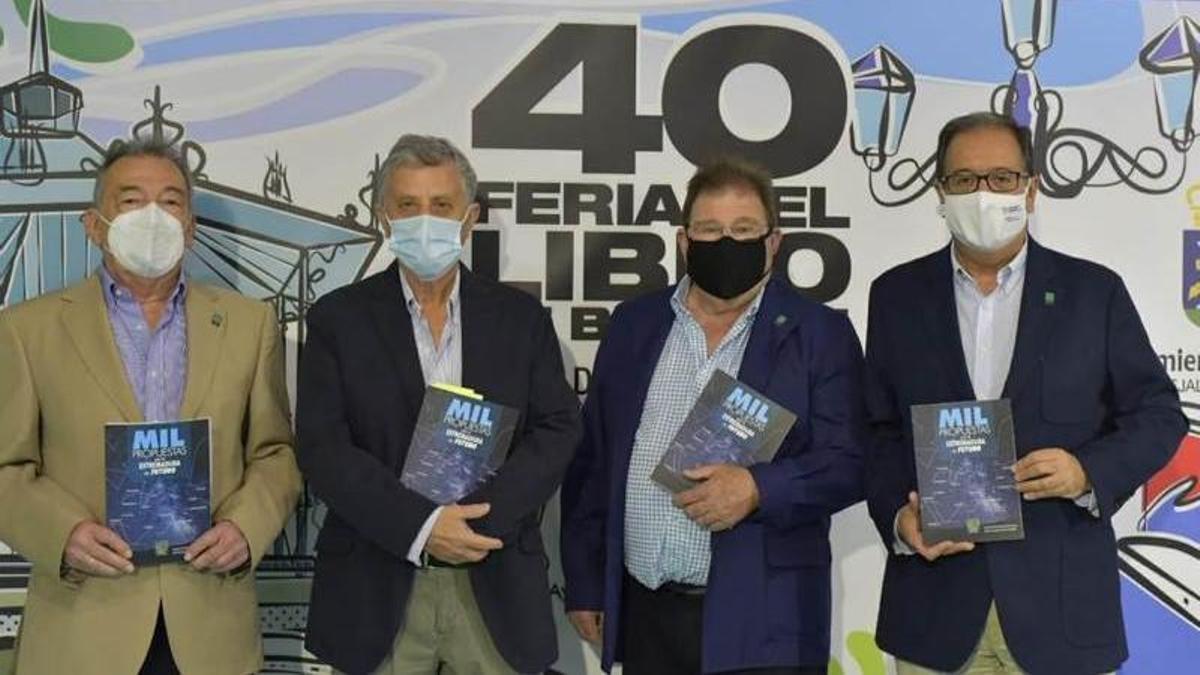 Varios socios del Club Senior de Extremadura, ayer con su libro.