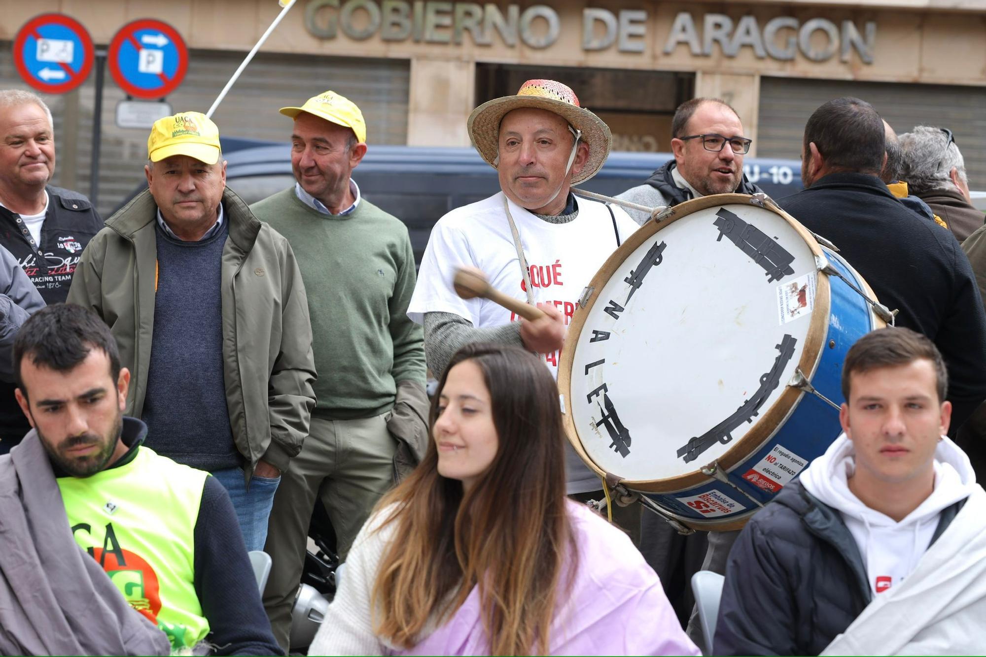 En imágenes | Concentración de los agricultores antes la consejería de Agricultura en Zaragoza