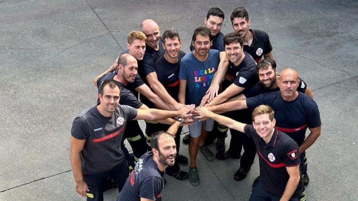 Jesús, a la izquierda de Miguel Ángel Roldán, también paciente de ELA, en la foto del calendario con efectivos del SEIS.