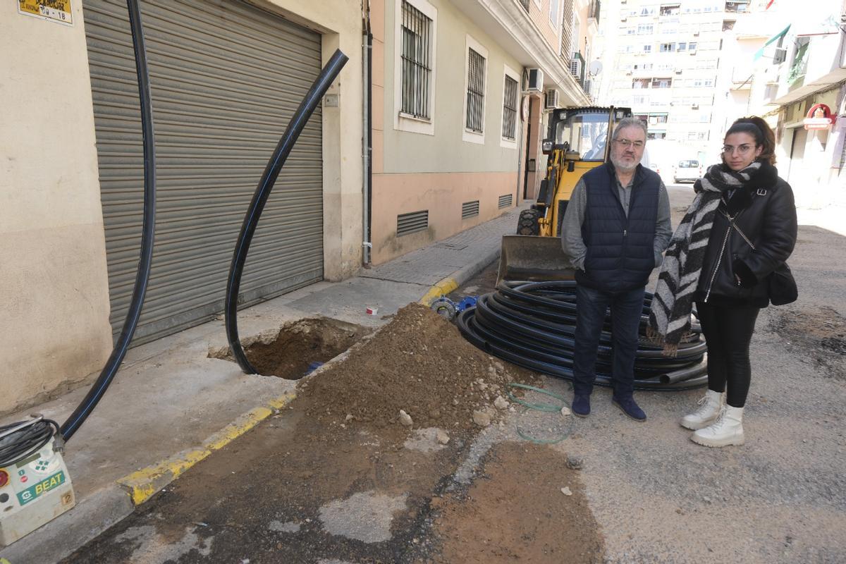 Los vecinos no pueden caminar por las aceras de la barriada.