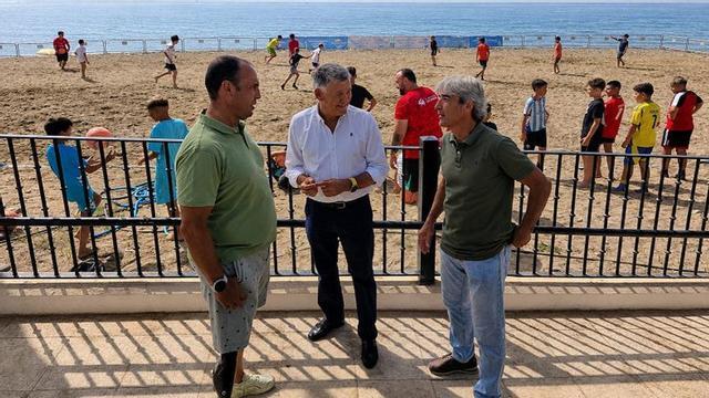 Menores de San Pedro juegan al fútbol en la playa La Salida.  | L.O.