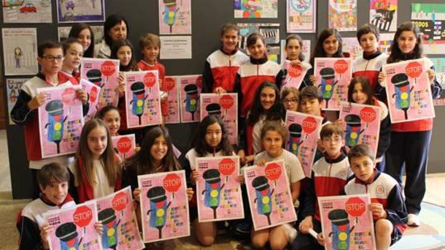Imagen de los niños que han participado en el concurso del cartel