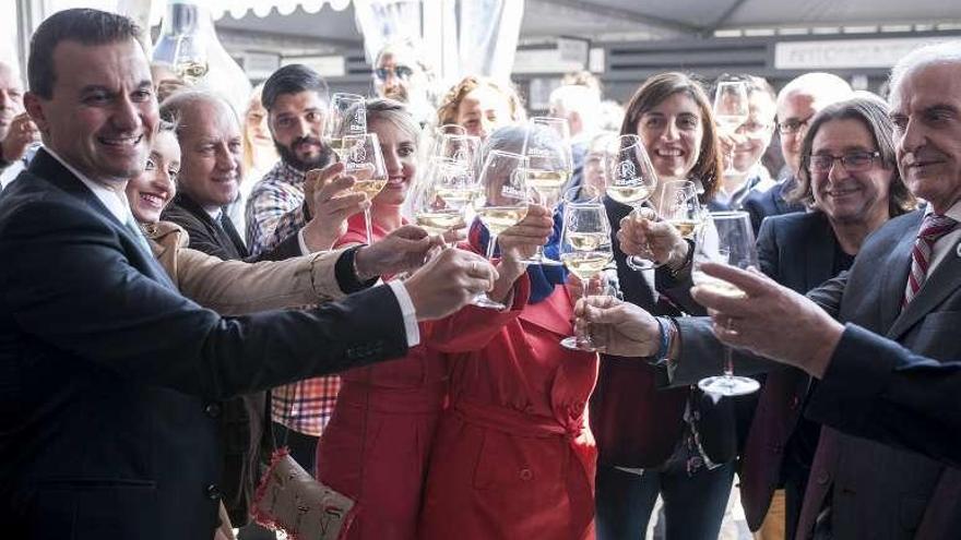 Brindis institucional en la inauguración de la feria de O Ribeiro. // Brais L.