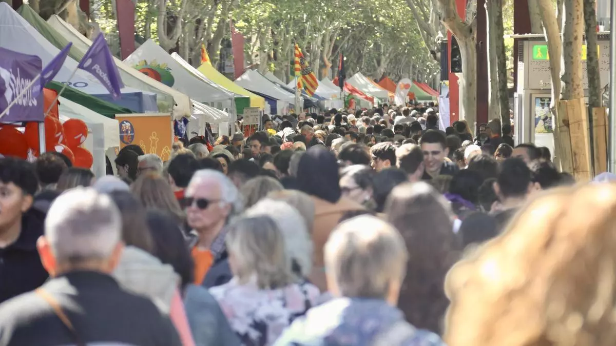 El buen tiempo llena el centro de Sabadell en un Sant Jordi excepcional: "Es un día especialmente intenso"