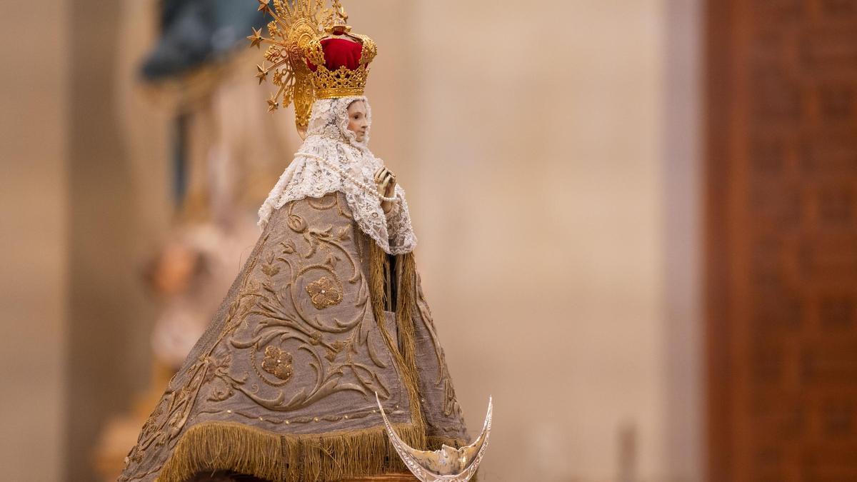 Imagen de la Virgen del Lledó con el manto de la coronación que tuvo lugar en Castelló en 1924.