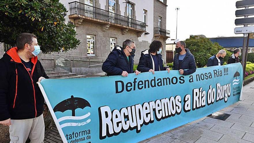 Los mariscadores, ayer, ante la Delegación del Gobierno.