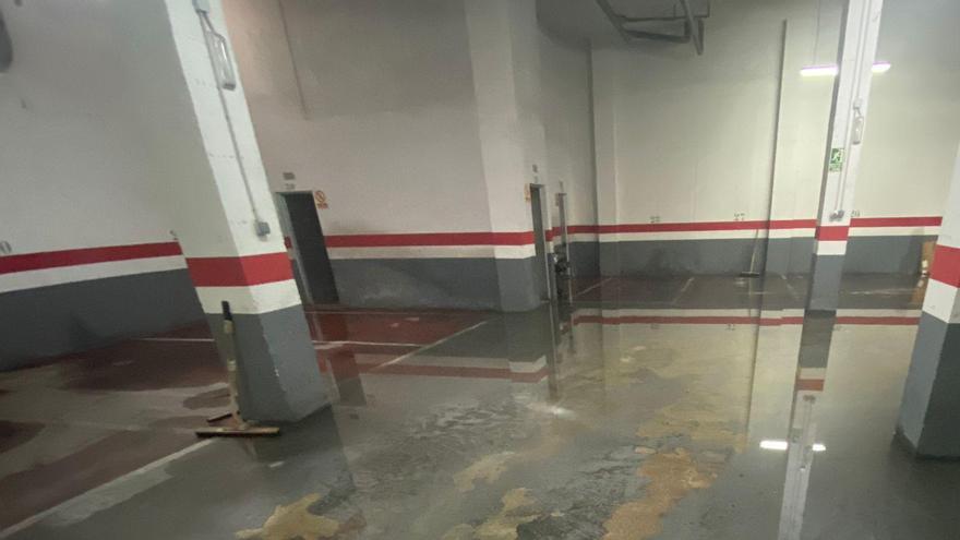 Los garajes de las fincas afectadas en Meliana siguen inundados.