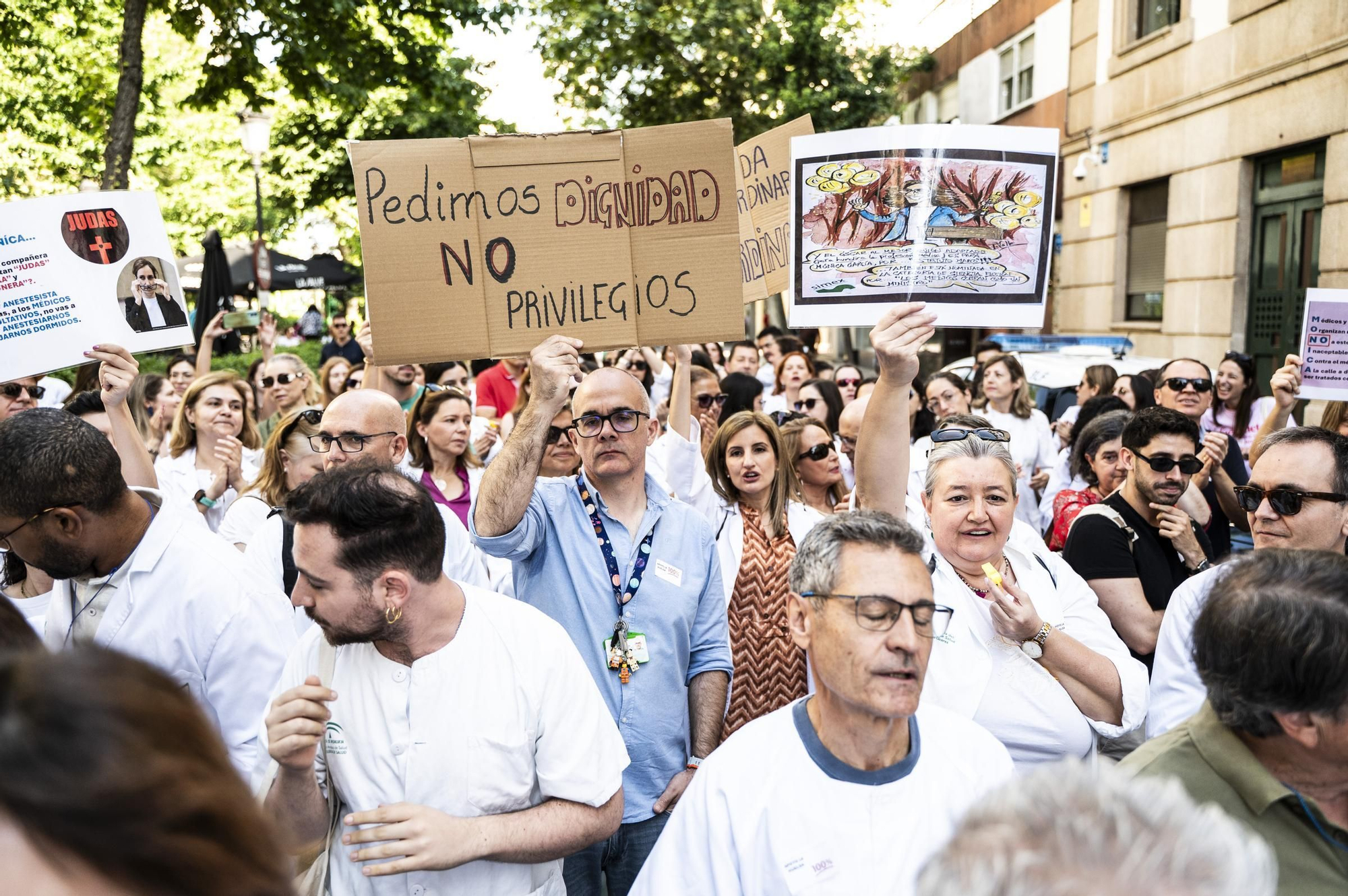 Las imágenes de la protesta de médicos en Cáceres