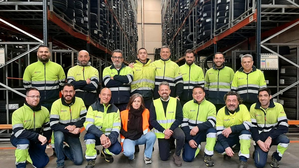 El equipo del almacén logístico de Neumáticos Soledad en Getafe.