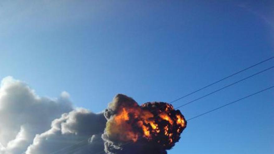 Espeluznante incendio en una industria química de Paterna