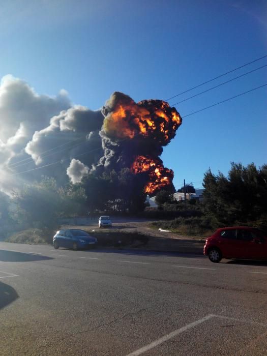Espeluznante incendio en una industria química de Paterna
