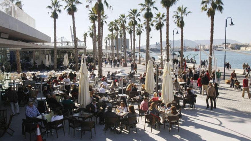 Un grupo de comensales disfruta de las terrazas de verano en el área de restauración del Muelle 1.