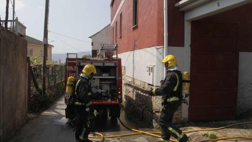 Los Bomberos do Morrazo, en plena tarea en O Carregal. // S. Á.