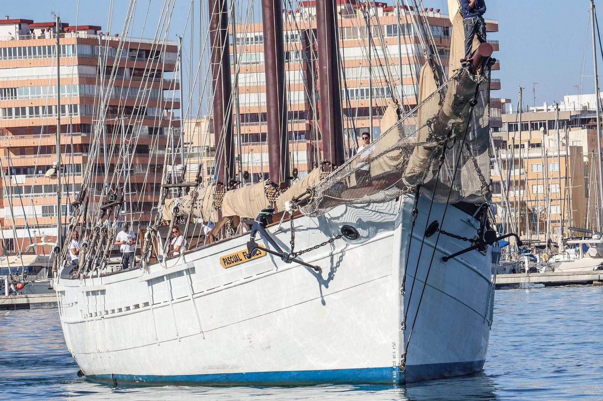 El velero histórico Pascual Flores ya está en la bahía de Torrevieja