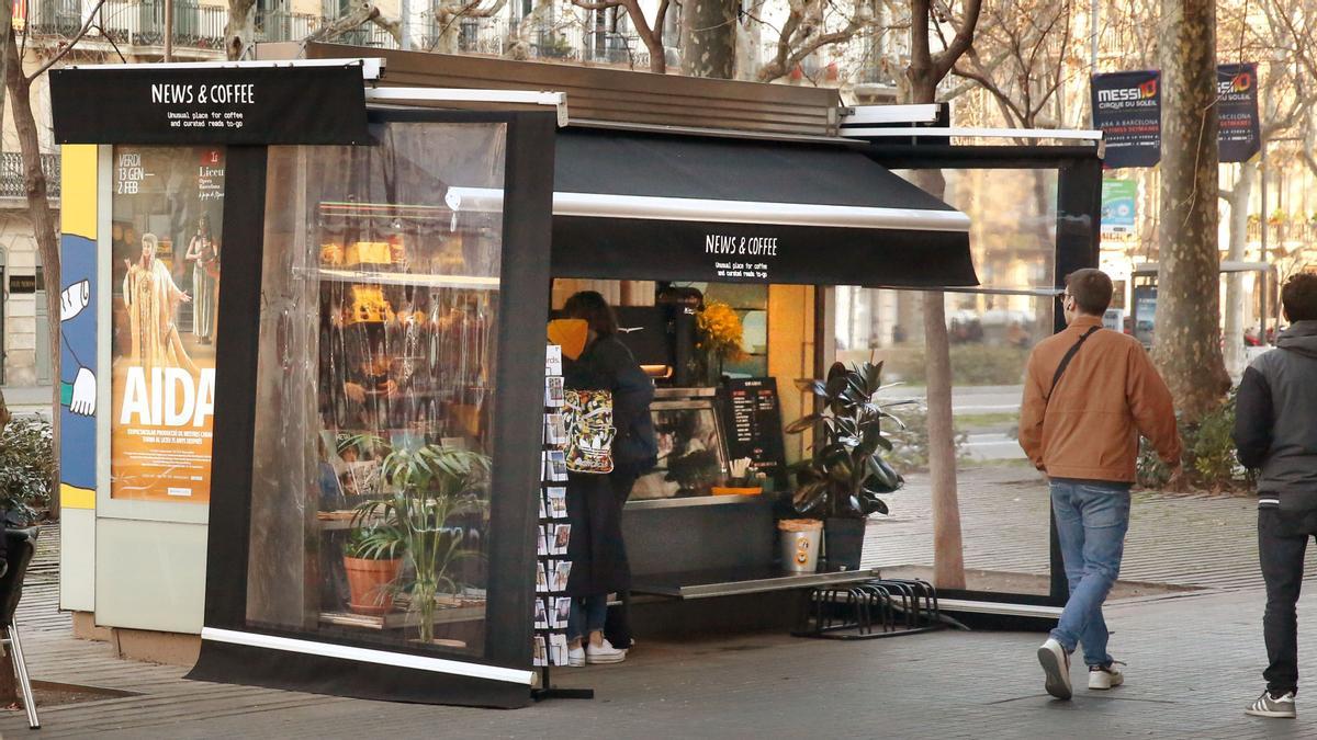 La venda de cafè i de menjar per emportar arriba als quioscos de Barcelona