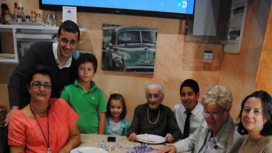 Por la izquierda, Pilar Infanzón, Fernando Infanzón padre e hijo, Celia Infanzón, Carmina García, Luis Infanzón, Pilar Domínguez e Inés González.