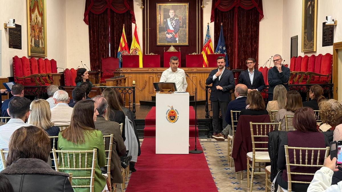 Momento de la jura del cargo de uno de los funcionarios del Ayuntamiento de Elche.