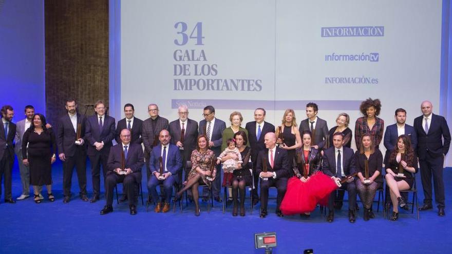 Foto de familia de los galardonados en la 34 Gala de los premios «Importantes» del diario Información de Alicante, ayer.