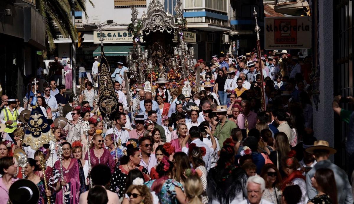 La Real Hermandad del Rocío de Málaga inició ayer su camino hacía la aldea.  | GREGORIO TORRES