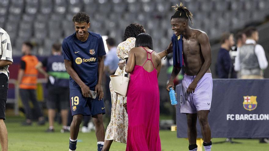 Lamine Yamal y Nico Williams en el post partido del Barça-Athletic Club de LaLiga 2024/25 en el Estadi Olímpic de Montjuïc