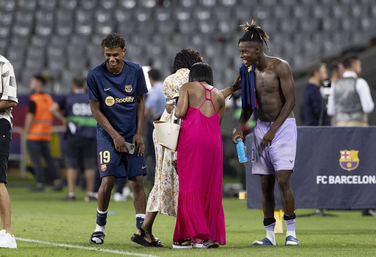 Lamine Yamal y Nico Williams en el post partido del Barça-Athletic Club de LaLiga 2024/25 en el Estadi Olímpic de Montjuïc