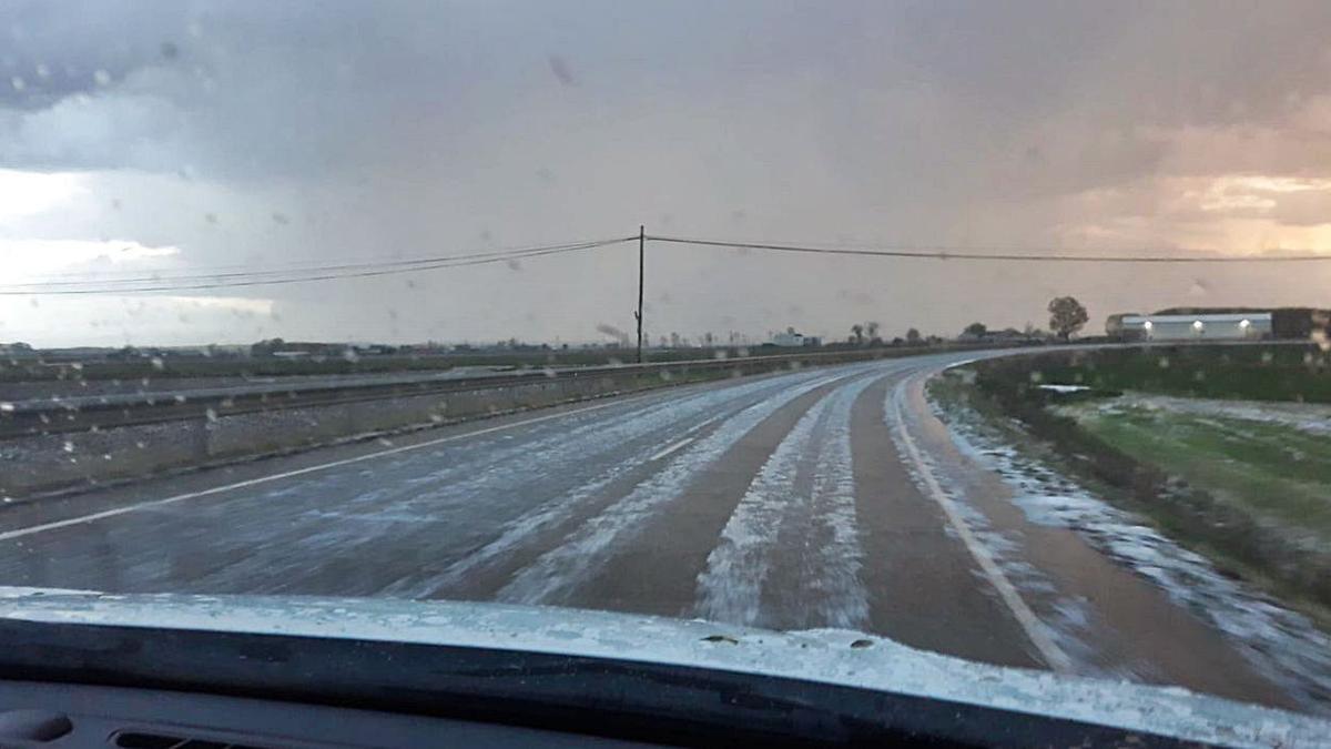 La carretera de circunvalación de Villaralbo, cubierta de blanco tras la granizada. | Cedida