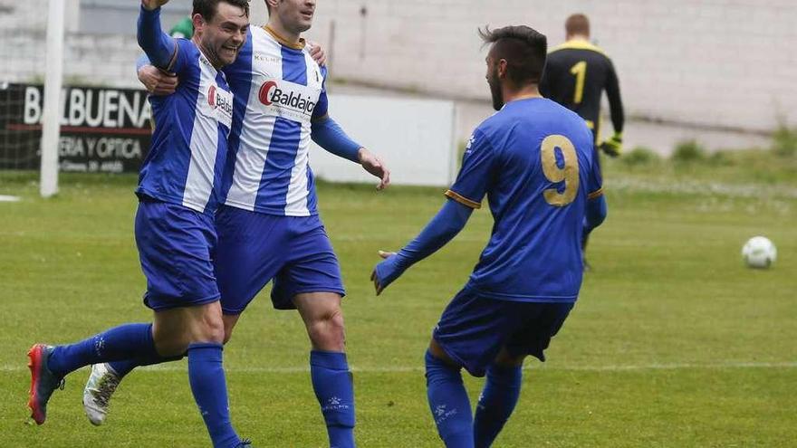 Matías celebra un gol suyo ante el Covadonga abrazado a Luismi y con Álex García.