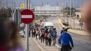 La Guardia Civil controla la salida de Valencia, este domingo.