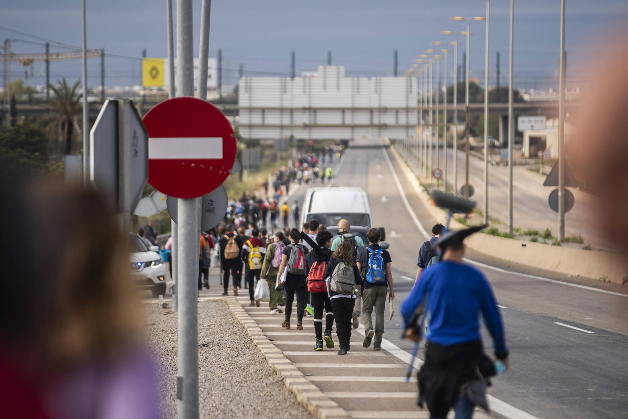 La Guardia Civil controla la salida de Valencia, este domingo.