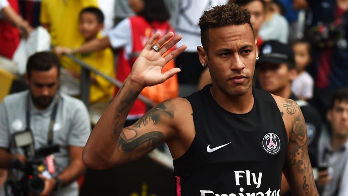 Neymar sale al entrenamiento del PSG previo a la Supercopa de Francia contra el Mónaco en Shenzen (China), este viernes.