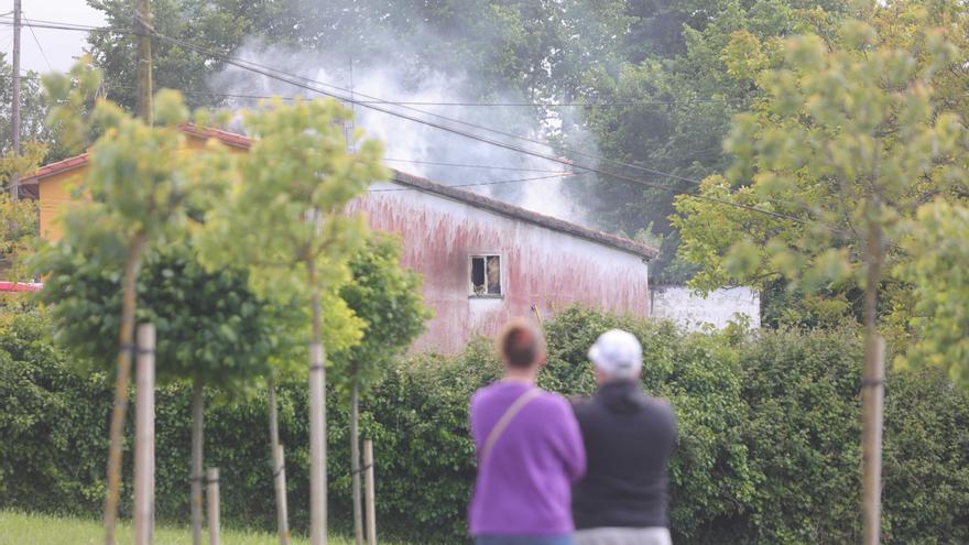 Un incendio en una casa deshabitada en Eirís obliga a desalojar a dos vecinos