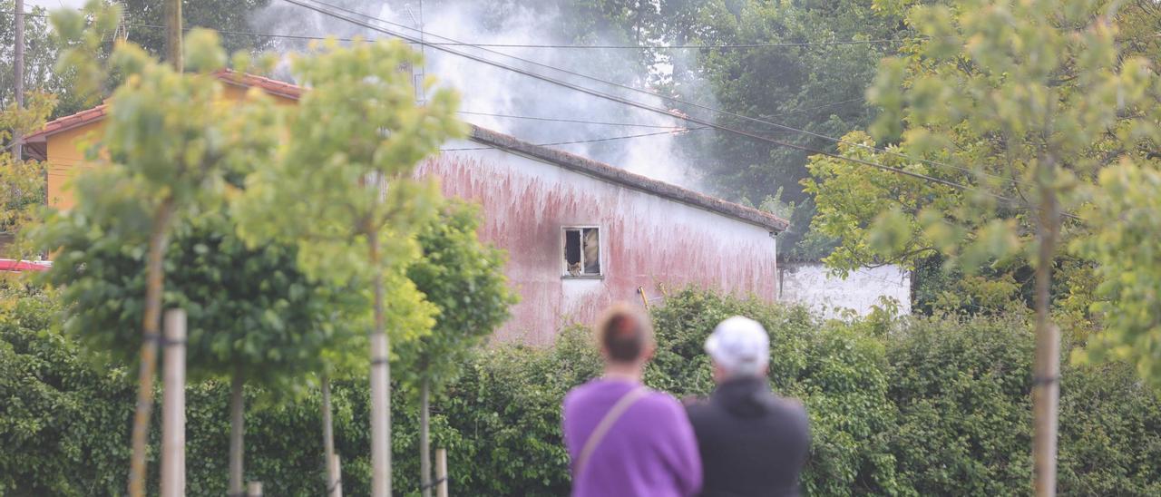 Un incendio en una casa deshabitada en Eirís obliga a desalojar a dos vecinos
