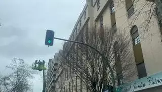 Una gran grúa culmina la reparación del desprendimiento en la avenida de España de Cáceres y se reabre el tránsito peatonal