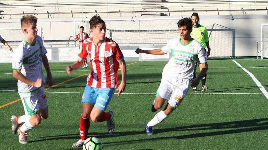 Un jugador del Lugo B controla un balón. // Iñaki Osorio