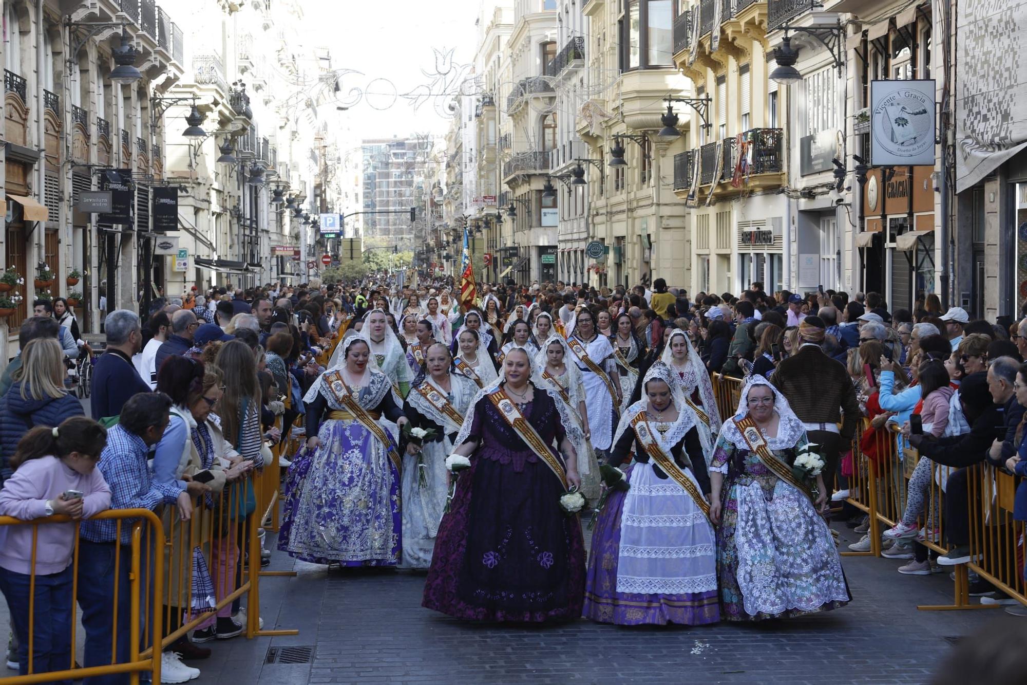 Las primeras comisiones ofrendan a la virgen