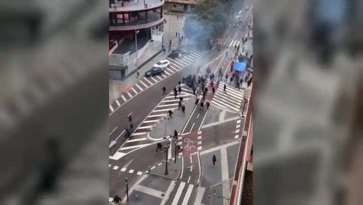 Batalla campal entre ultras del Barça y el Valencia.